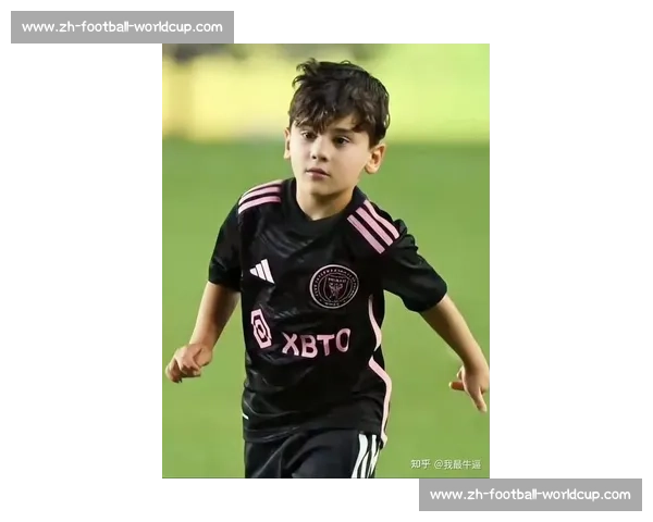 梅西萌娃力荐发带造型！长发飘逸成赛场新焦点